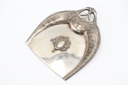 Apanha migalhas e escova em prata com motivos florais relevados e cartela 